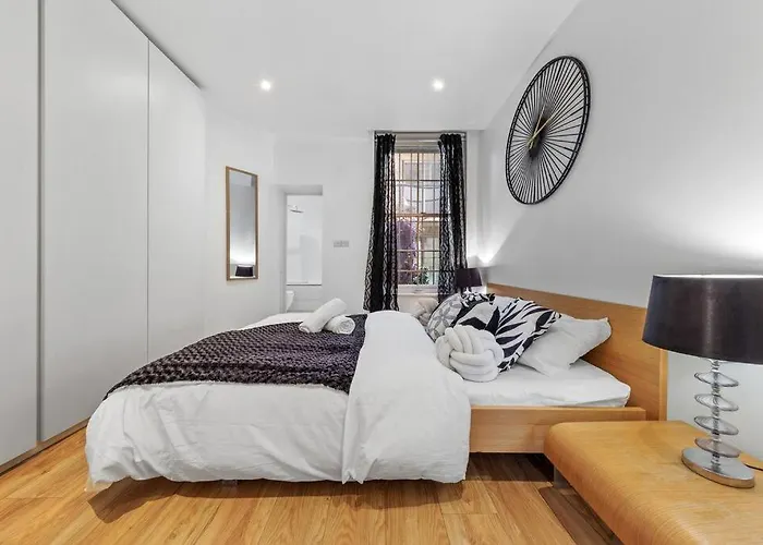 3 Bedroom Flat In Haymarket London Sleeps 14 Hy1