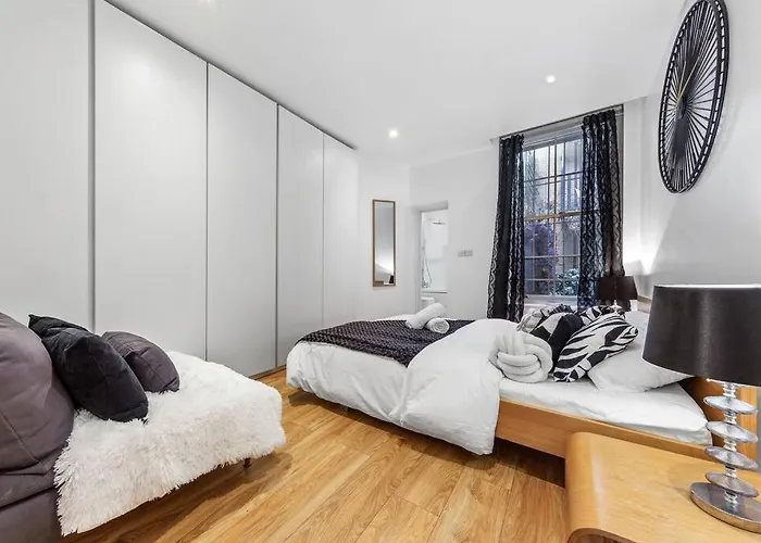 3 Bedroom Flat In Haymarket London Sleeps 14 Hy1