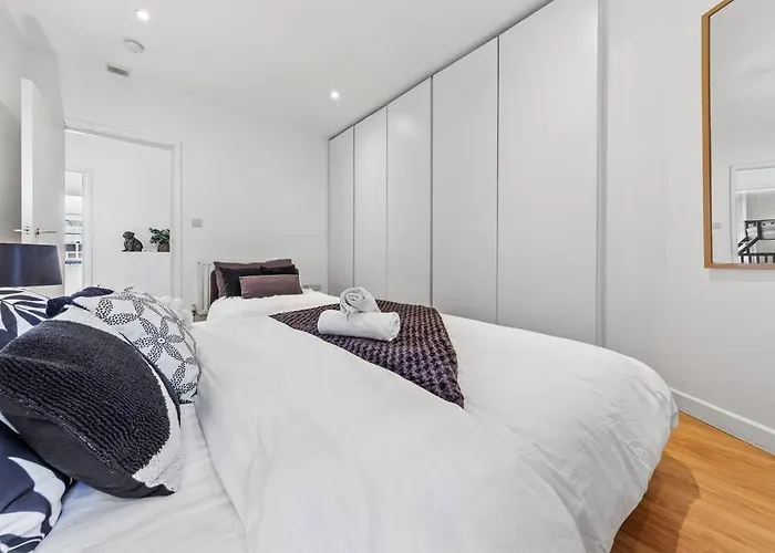 3 Bedroom Flat In Haymarket London Sleeps 14 Hy1